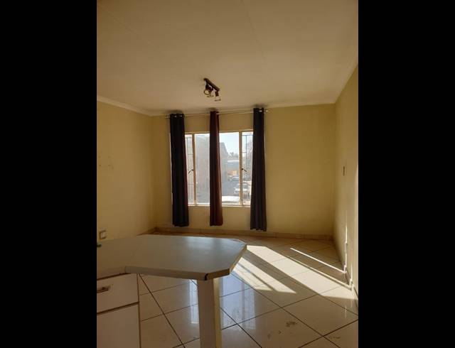 2 BEDROOM PROPERTY TO RENT IN LAKEFIELD